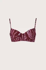 Top de bikini estructurado tipo corsetero, con aro, tirantes finos con tachas metálicas y diseño con estampado animal print en tonos bordó y rosado.