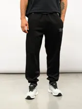 Pantalón de jogging Umbro color negro, con cintura elástica, bolsillos laterales y logo de la marca bordado en la pierna izquierda.