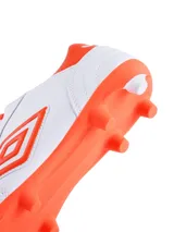 Championes de fútbol Umbro modelo Touch FG, color negro con detalles en turquesa. Presentan el logo de la marca en el lateral y suela con tapones para terreno firme.
