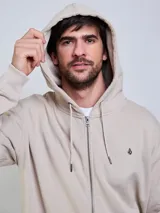 Campera con capucha Volcom modelo Lowtone, color beige, con cierre frontal completo, cordones ajustables y pequeño logo bordado en el pecho.