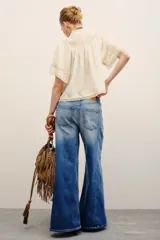Jean Oxford Francine de tiro medio, confeccionado en denim azul con efecto deslavado y diseño de costuras verticales.