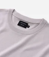 Suéter de corte regular, cuello redondo y manga larga, confeccionado en tejido de viscosa con textura suave y caída ligera.