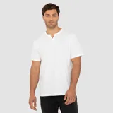 Remera Henley de manga corta color blanco, de corte recto y escote en V con abertura frontal.