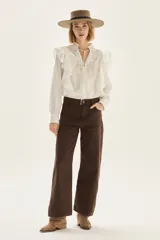 Blusa de algodón color blanco con volados frontales, cuello mao con lazos y detalles bordados en el pecho.