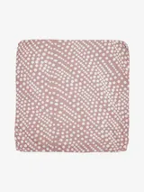Pañuelo cuadrado de tela liviana con estampado multicolor en tonos marrones, blancos y naranjas con patrones geométricos y abstractos.