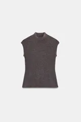 Top sin mangas confeccionado en tejido soft de textura suave, con cuello alto y corte recto.