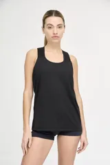 Musculosa deportiva negra de corte suelto, con cuello redondo y sisas amplias.