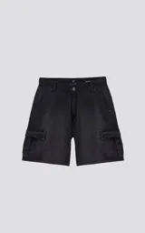 Bermuda cargo de denim negro lavado, de calce regular, con cinco bolsillos y bolsillos cargo laterales. El ruedo es desflecado.