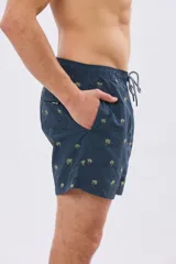 Short de baño azul marino con bordado de pequeñas palmeras, cintura elástica con cordón ajustable y bolsillos laterales.