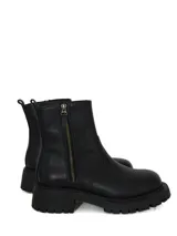 Bota corta de cuero negro con suela track dentada y cierre lateral externo.