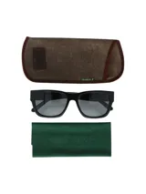 Lentes de sol con armazón cuadrado de acetato de celulosa biodegradable color negro y cristales polarizados con protección UV.