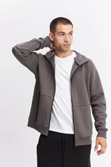 Campera con capucha y cierre frontal completo, confeccionada en tejido técnico con detalles de costuras reforzadas y puños elásticos. Presenta un diseño minimalista con logo sutil en el pecho.