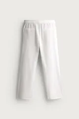 Pantalón de corte relajado confeccionado en una mezcla de algodón y lino. Presenta cintura elástica con cordón ajustable, bolsillos laterales y bolsillos traseros de vivo.