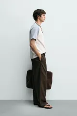 Camiseta de hombre regular fit, color blanco con mangas raglán cortas en azul claro y cuello redondo en rib azul marino.