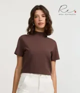Remera cropped marrón con cuello alto acanalado y mangas cortas.