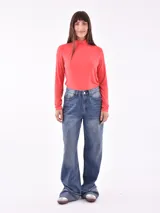 Polera de manga larga en color negro, con cuello alto y ajuste cómodo.