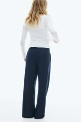 Pantalón deportivo de corte relajado y pierna recta, confeccionado en felpa liviana de mezcla de algodón. Presenta cintura elástica fruncida y bolsillos laterales discretos.