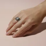 Anillo de diseño ancho elaborado en combinación de plata y oro, con tres bandas centrales decoradas con circonias brillantes.