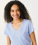 Remera azul de algodón con cuello en V y bolsillo en el pecho.