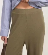 Pantalón de corte recto y tiro alto, confeccionado en tejido de punto texturizado con acabado suave. Presenta cintura fija y diseño de pierna ligeramente ancha.