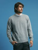 Sweater de escote redondo con manga larga, confeccionado en tejido moteado de textura suave.