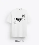 Remera blanca de algodón con cuello redondo y estampado frontal con el logo de Tupac, una foto del artista y una frase escrita a mano.