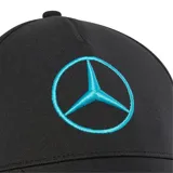 Gorra Adidas de la colección Mercedes-AMG Petronas F1, modelo George Russell, en color negro con detalles en celeste. Presenta el logo de Mercedes bordado en el frente y el logo de Adidas en la visera.