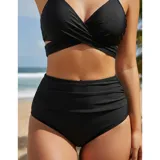 Bikini de dos piezas color fucsia. El top presenta un diseño cruzado en el frente con breteles finos ajustables, mientras que la bombacha es de tiro alto con detalle de frunces laterales.