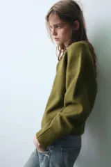 Jersey de punto de tacto suave, color azul eléctrico, con cuello redondo y manga larga. Presenta acabados en rib en cuello, puños y ruedo.