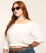 Blusa blanca de twill de viscosa, con escote cuadrado, mangas cortas abullonadas con elástico y volado, elástico en el bajo, y lazo en la espalda.