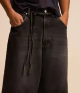 Bermuda de jean para hombre, modelo super baggy, con lavado dirty, bolsillos laterales y cinturón de lazo en la cintura.