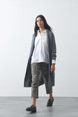 Cardigan de tejido de punto gris, con silueta larga, frente abierto, solapas clásicas y bolsillos aplicados en los laterales.