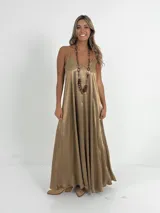 Vestido largo gris de breteles finos y escote en V, confeccionado en tela nacarada.