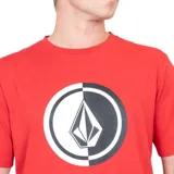 Remera roja de manga corta con logo Volcom estampado en el pecho.