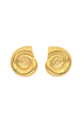 Par de aros dorados con forma de espiral, diseñados para destacar.