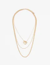 Collar metálico dorado con tres cadenas de distintos largos.