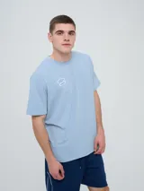 Remera Umbro de manga corta, color celeste, con cuello redondo y el logo de la marca bordado en el pecho.