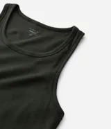 Pijama corto masculino compuesto por una musculosa de lino color verde oscuro y una bermuda de algodón, poliéster y lino color gris melange con lazo ajustable en la cintura.