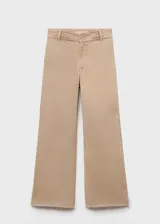 Jeans de tiro alto, color beige, con diseño culotte, perneras rectas, bajo deshilachado y cierre de cremallera y botón con trabillas para cinturón.
