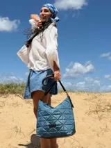 Cartera capitoneada color beige, con diseño geométrico y asa resistente. Amplia y cómoda, ideal para el uso diario.