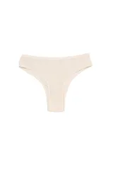 Bombacha tipo colaless de tela punto rib con textura acanalada, color rosa claro. Presenta ribetes elásticos en cintura y piernas para un ajuste suave y cómodo.