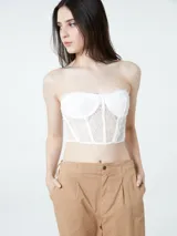 Top strapless blanco de encaje con estructura de corset.