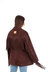 Blazer de gamuza color marrón con flecos largos en la espalda y mangas. Presenta cuello solapa y etiqueta de cuero en la parte superior de la espalda.
