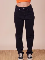 Pantalón de jean celeste de corte recto.