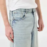 Bermuda de denim estilo baggy en color celeste, con bolsillos laterales y traseros, de corte holgado.