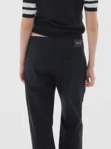 Jean wide leg color negro con cinturón integrado en la pretina y hebilla metálica.