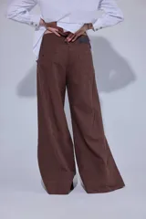 Pantalón de lino y algodón color crudo, de tiro medio y pierna ancha.