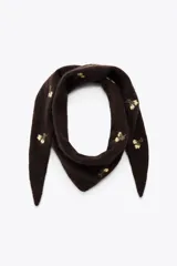 Bandana de tejido de punto en color marrón oscuro, con diseño triangular y detalle de pequeñas flores bordadas en color crema distribuidas por toda la prenda.