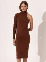Vestido midi negro de algodón pima orgánico elastizado, con cuello alto, una manga larga fruncida y hombro descubierto.