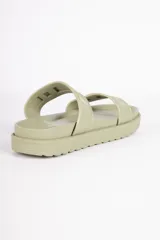 Sandalias abiertas color verde claro, con dos tiras anchas con diseño en relieve y plataforma de 4cm.